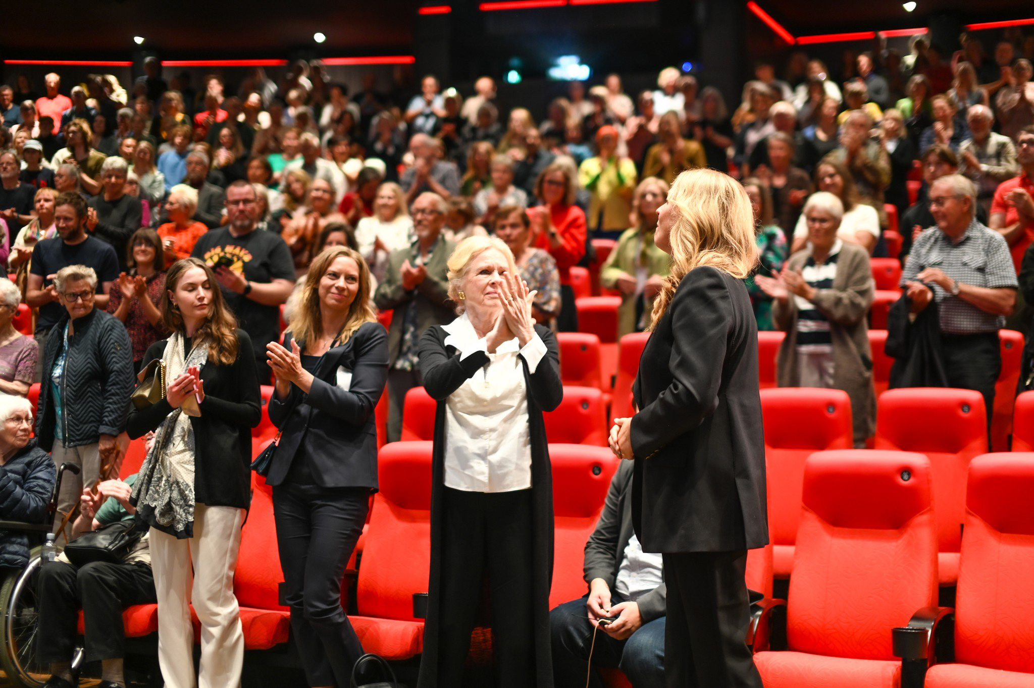 Margreth Olin (t.h.) hylles av publikummerne i salen. FOTO: TRONDHEIM KINO