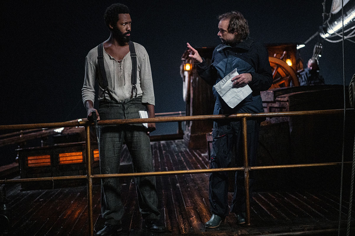 Corey Hawkins som Clemens (t.v.) får instruksjoner fra regissør André Øvredal. FOTO: UNIVERSAL PICTURES