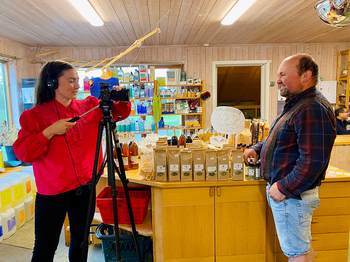 Regissøren (t.v.) og Ola.