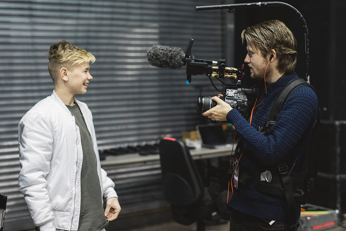 Regissør Daniel Fahre (t.h.) under innspillingen av Marcus & Martinus – Sammen om drømmen. Foto: Norsk Filmdistribusjon / Fenomen 