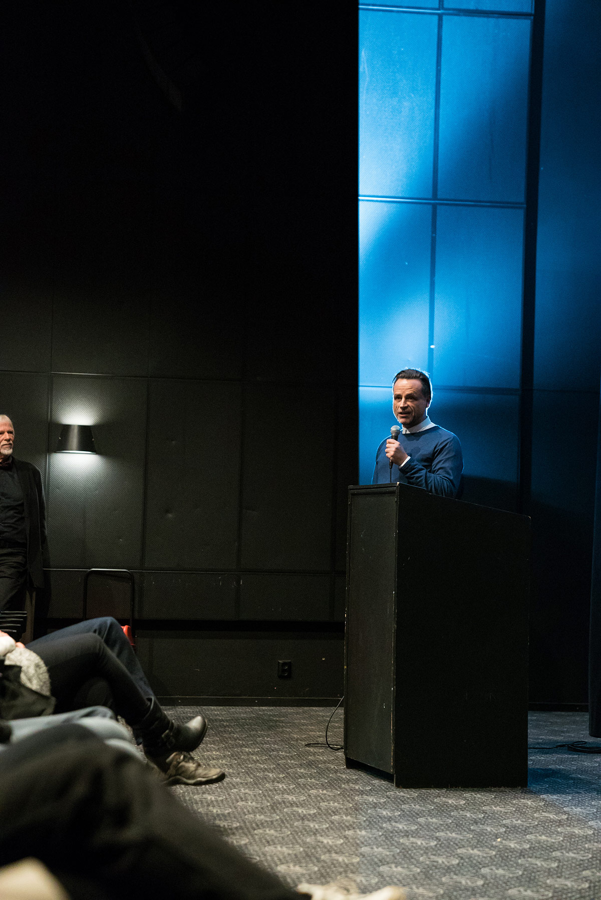 Lars Fuglevik taler til sine egne bybeboere i forkant av visningen av Lion. Foto: Brygga Kino.