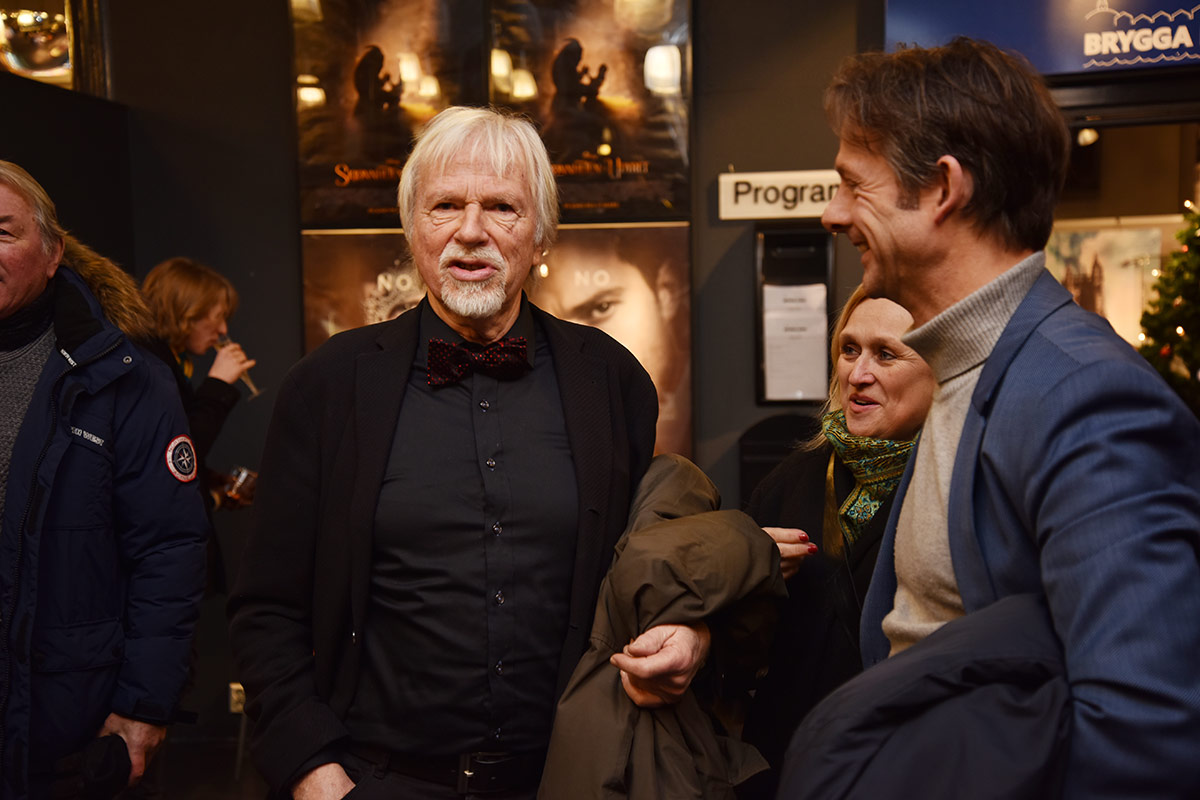 Kinoveteran og forfatter Jan Mehlum i samtale med noen av gjestene under den offisielle festkvelden, torsdag 7. januar 2017. Foto: John Berge, KINOMAGASINET.no ©