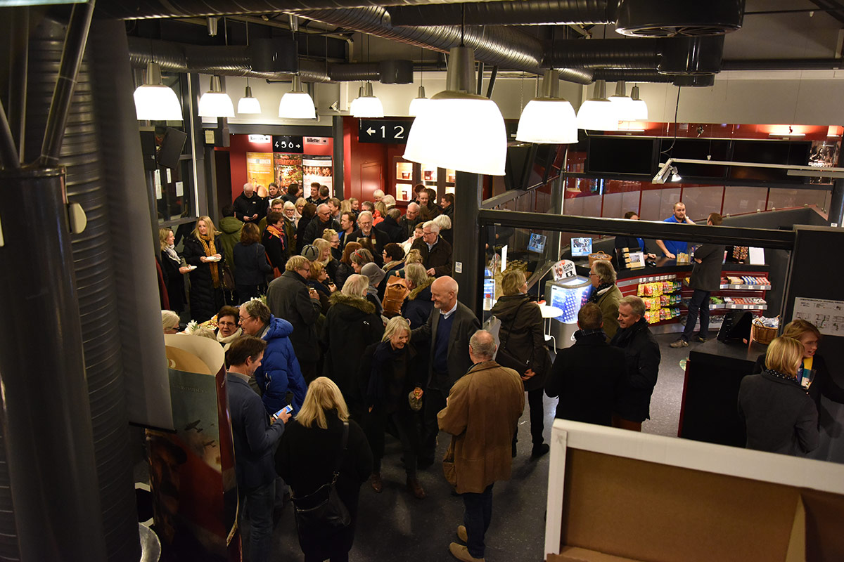 Fullt hus (og sal) da Brygga Kino hadde formell åpningsfest torsdag 5. januar 2017. Her fra foajeen og kioskområdet. Foto: John Berge, KINOMAGASINET.no ©