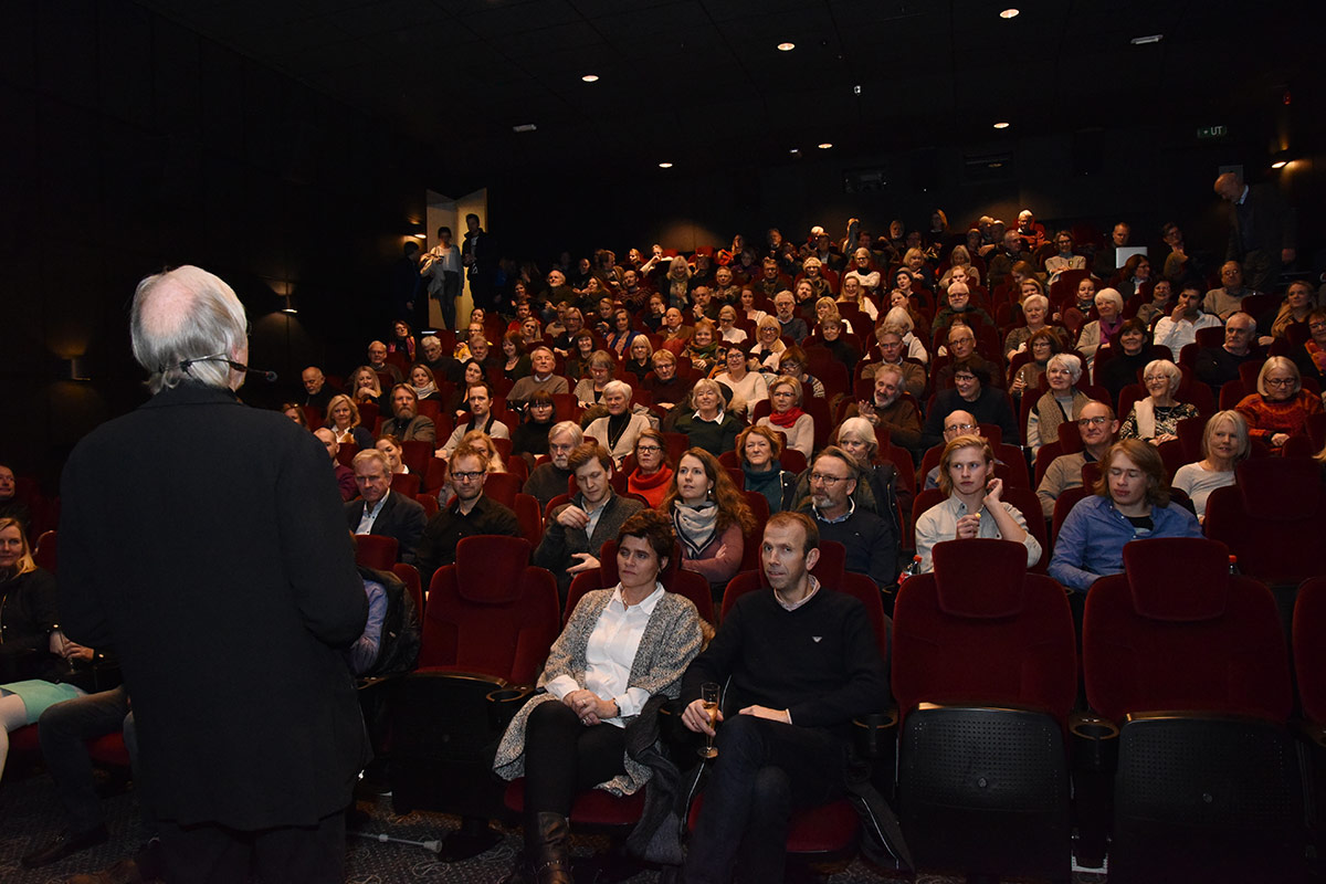Kinoveteran og forfatter Jan Mehlum foran en fullsatt sal på Brygga Kino i Tønsberg under den offisielle festkvelden, torsdag 7. januar 2017. Foto: John Berge, KINOMAGASINET.no ©