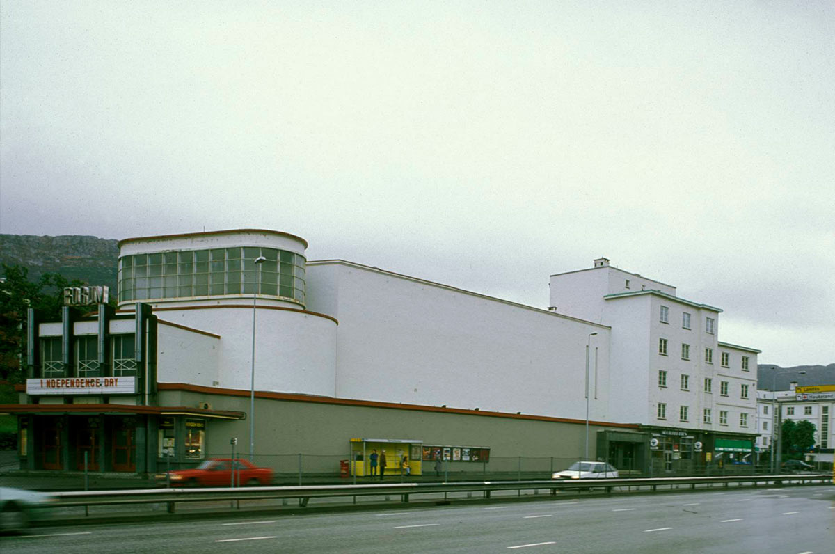 Forum kino i 1996 med Independence Day på 35 mm på plakaten. Foto: Birger Lindstad, Riksantikvaren