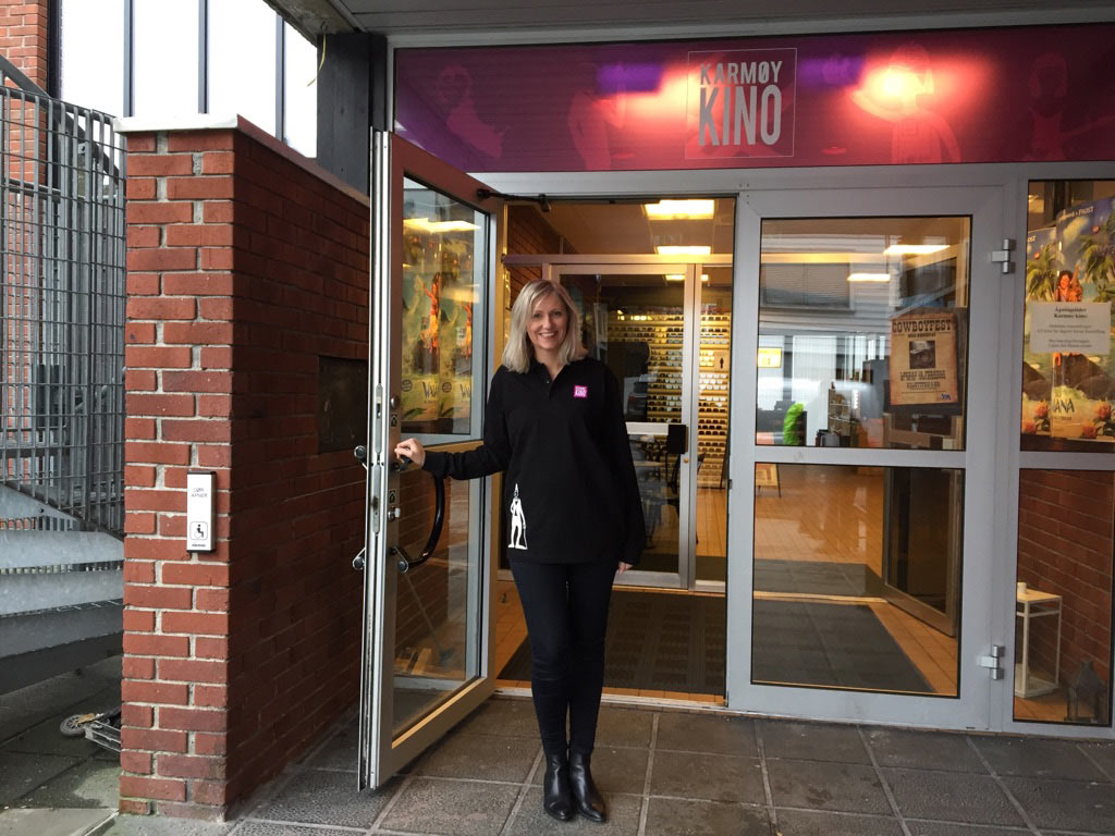 Kinosjef Aina Sævik Olsen (39) har drevet Karmøy kino i ni år i 2017. I år skal de to småsalene på kinoen oppgraderes med bedre forsterkere, høyttalere og nye lerret. Kinobygget er fra 1968 og nærmere seg altså 50-årsjubileum. Foto: Karmøy kino for KINOMAGASINET.