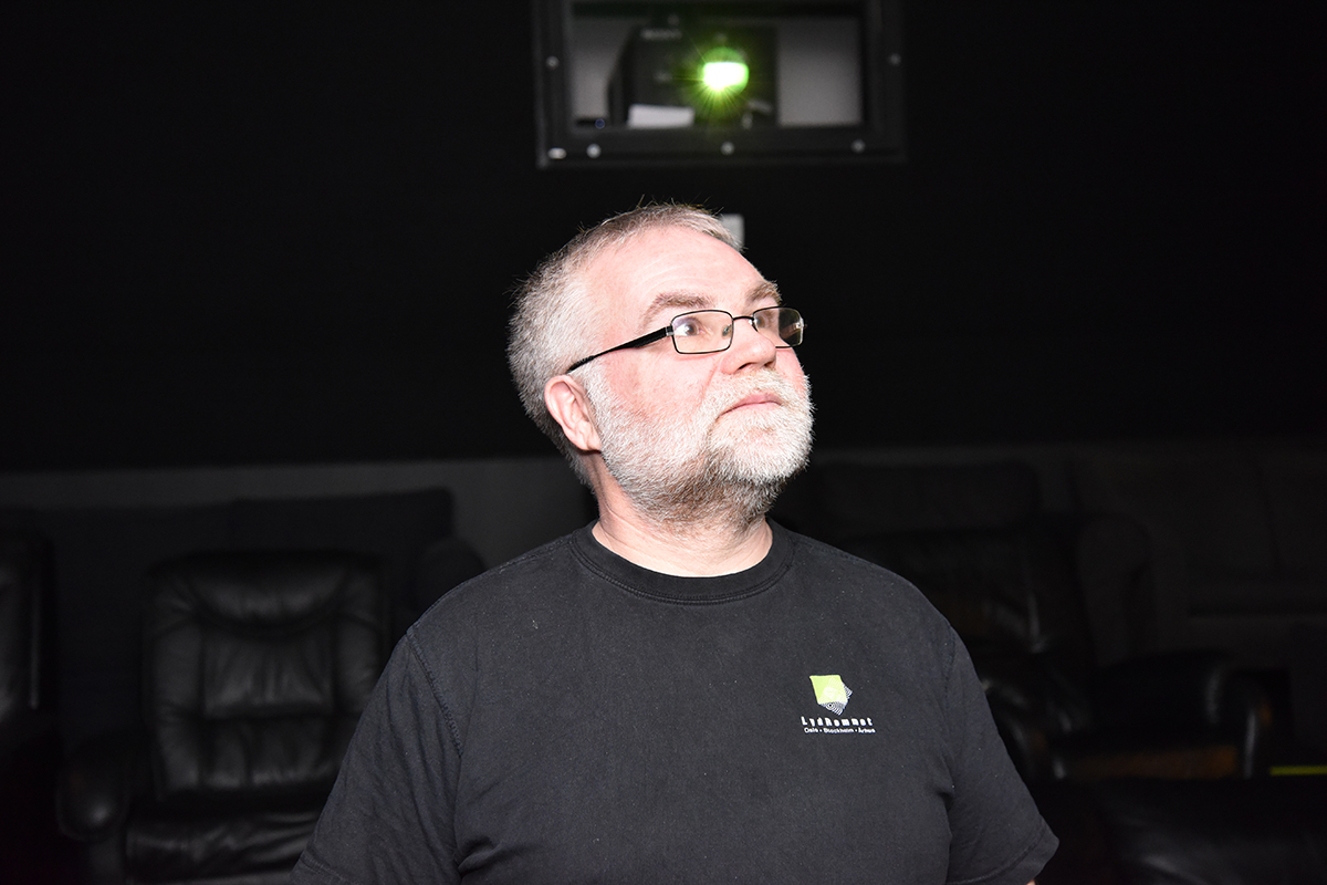 Øystein Johnsen fra Lydrommet inne i kinoen til nabofirmaet Storyline, som har JBL høyttalere og Crown forsterkere levert av LydRommet. Foto: John Berge, KINOMAGASINET © hos 