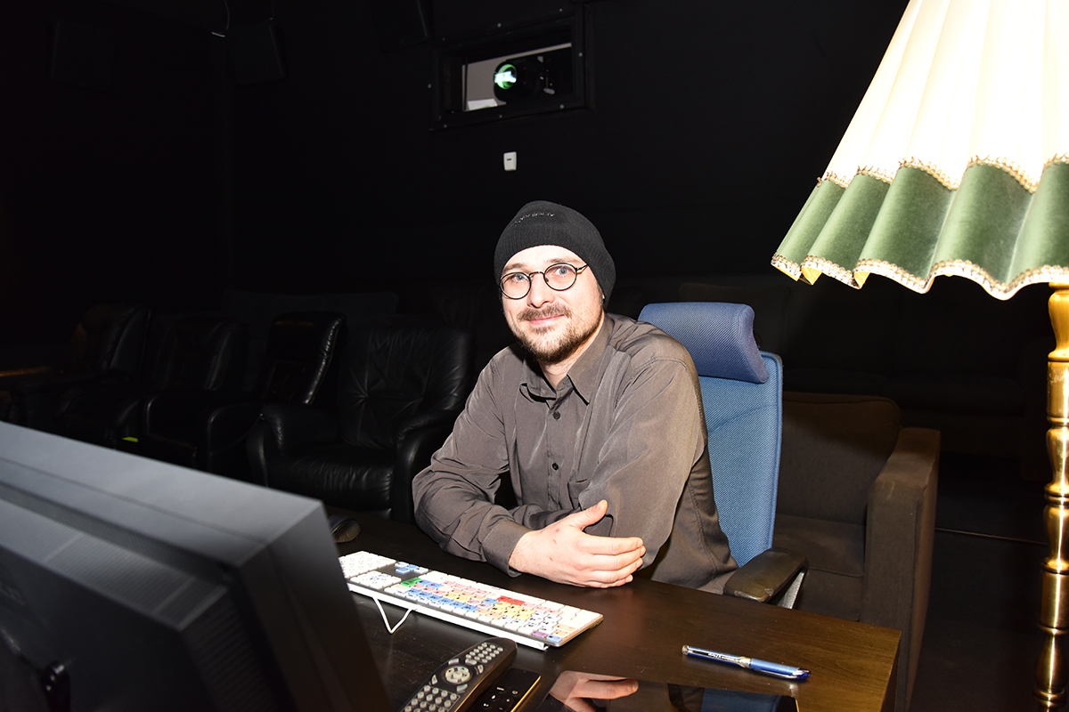 Andreas Herzog Grimsø hos Storyline Studios miksekino, som er i nabobygget til Lydrommet. Her er det hjemmekoselig også! Foto: John Berge, KINOMAGASINET ©